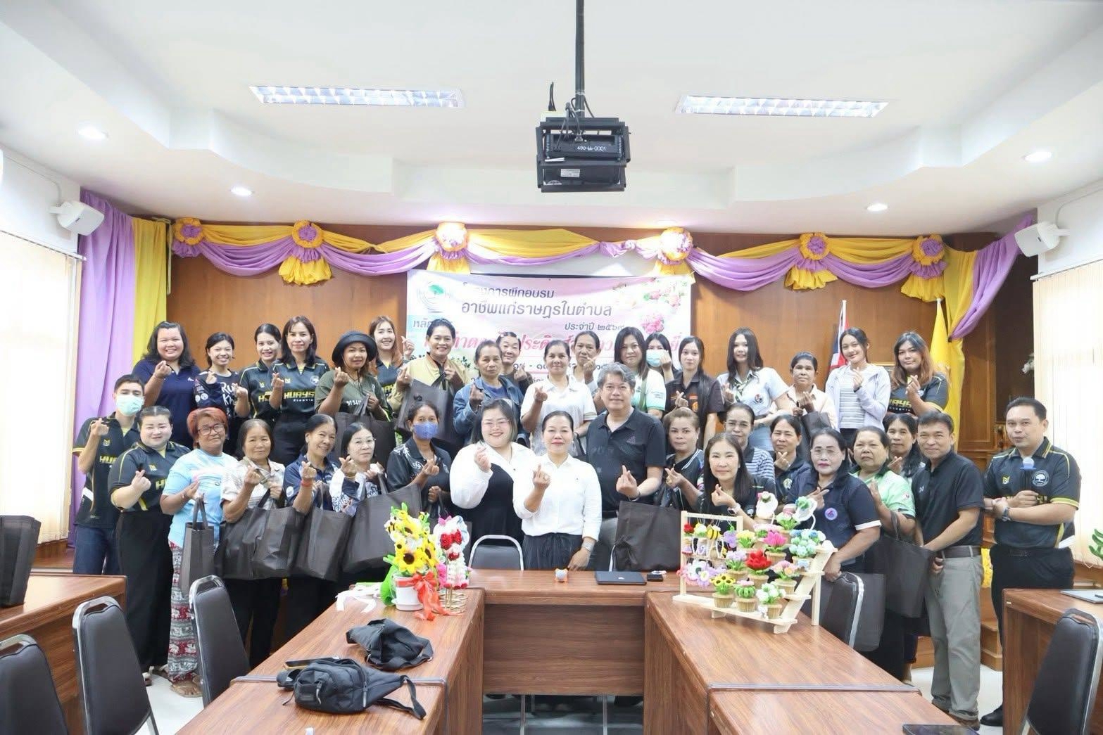 วันที่ 18-19 สิงหาคม 2569 นางสาวนิธิมา  เงินสุวรรณ นายกองค์การบริหารส่วนตำบลห้วยทราย และกองสวัสดิการสังคม ได้จัดทำโครงการฝึกอบรมส่งเสริมอาชีพแก่ราษฎรในตำบลห้วยทราย หลักสูตร " การทำดอกไม้ประดิษฐ์จากลวดกำมะหยี่" ประจำปี 2569 ณ ห้องประชุมองค์การบริหารส่วนตำบลห้วยทราย