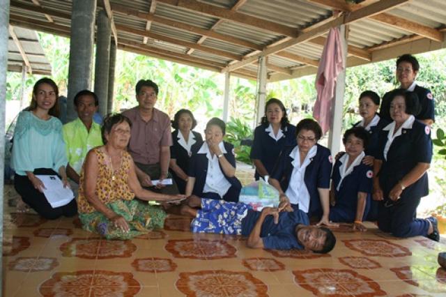 ร่วมกับนายกเหล่ากาชาดจังหวัดประจวบคีรีขันธ์ มอบถุงยังชีพให้แก่ผู้พิการ