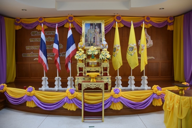 พิธีรับพระราชทานพระบรมฉายาลักษณ์ พระบาทสมเด็จพระเจ้าอยู่หัว และสมเด็จพระนางเจ้าฯ พระบรมราชินี เนื่อง